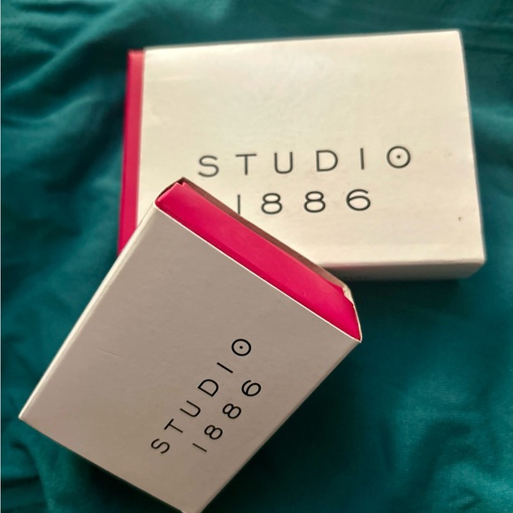 New Studio 1886 Avon Company Bracelet & Earrings Set Holly Jolly Snowfla… - Picture 2 of 7